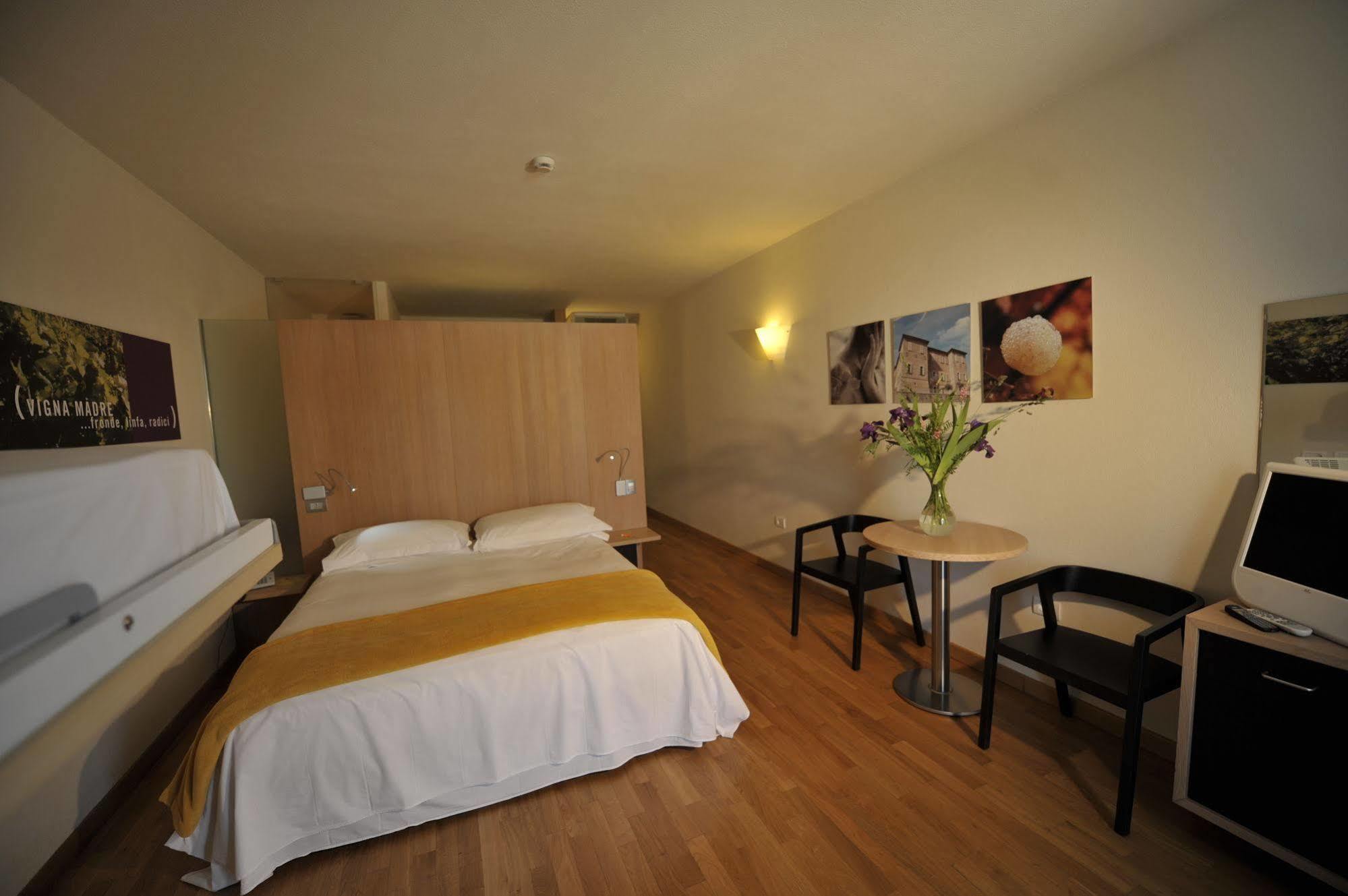 Ca' Del Lupo Hotell Montelupo Albese Eksteriør bilde